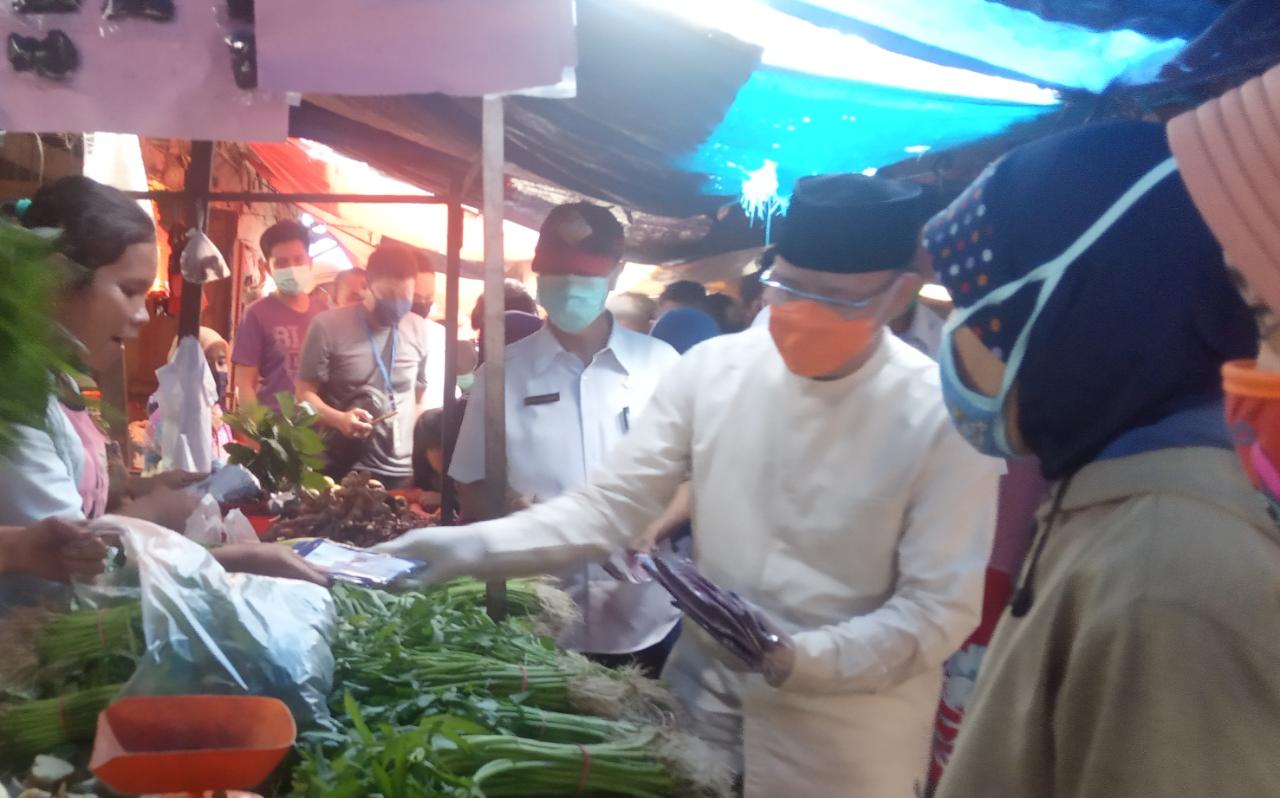 Bagikan Masker Gubernur Rohidin Proteksi Pedagang dari Covid-19