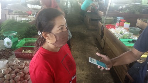 Beri Perhatian Lewat Pembagian Masker Pedagang Puji Kekompakan Rohidin-Dedy