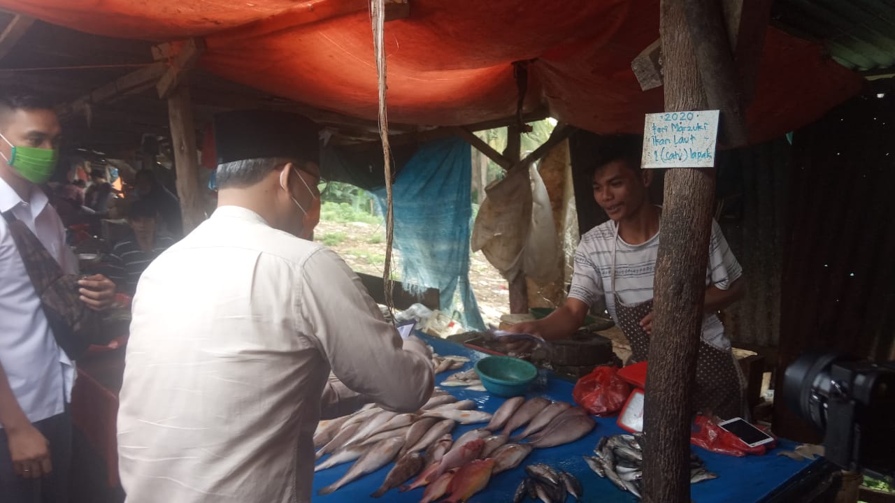 Rutin Blusukan Demi Lawan Corona Gubernur Rohidin Didoakan Pedagang