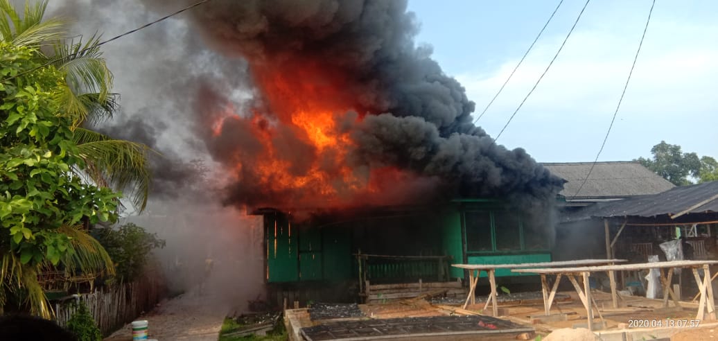 Rumah Panggung Desa Wiralaga Ludes Dilahap Api