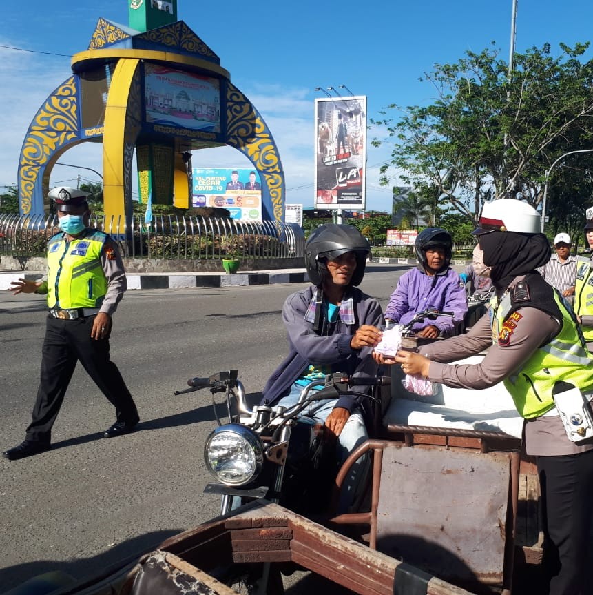 Satlantas Kampar Bagikan 100 Masker Bantuan Bhayangkari