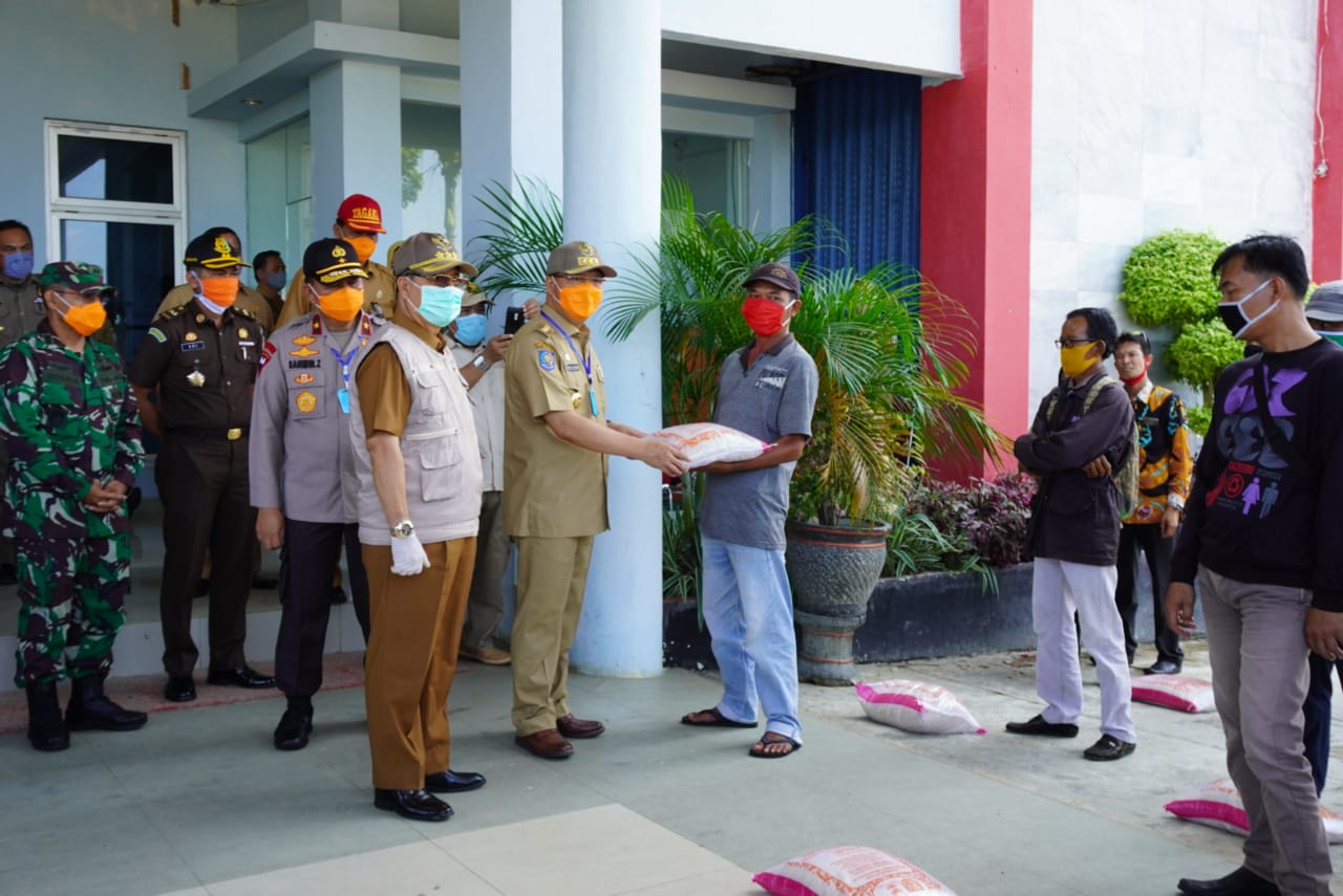 Penyaluran Bantuan oleh Gubernur Rohidin Kepada Masyarakat Seluma