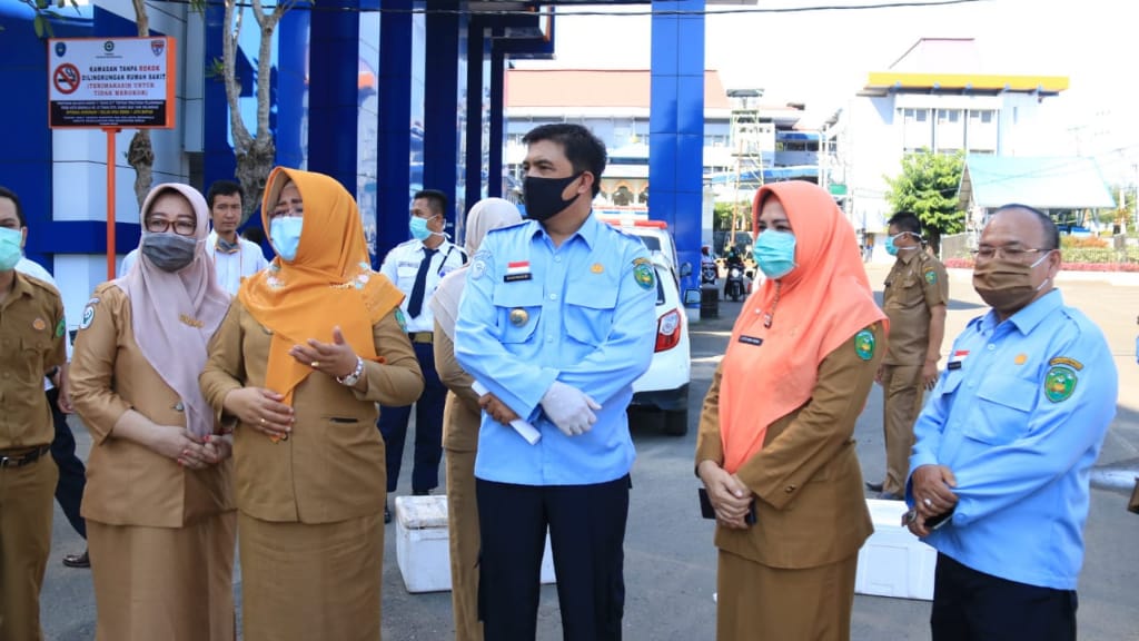 Kelompok Nelayan DKP Bagikan Ikan Untuk Pejuang Medis