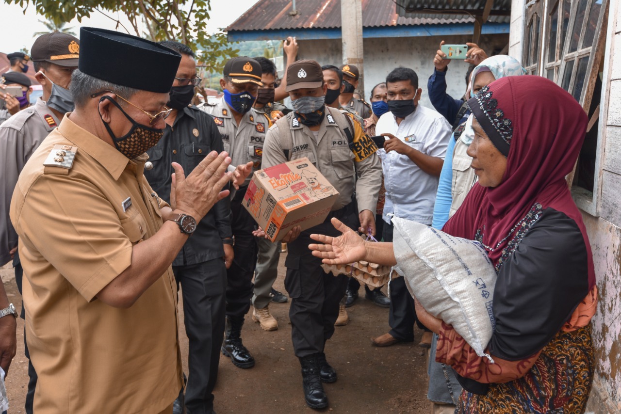 Wakil Walikota Pimpin Pendistribusian 2041 Paket Sembako