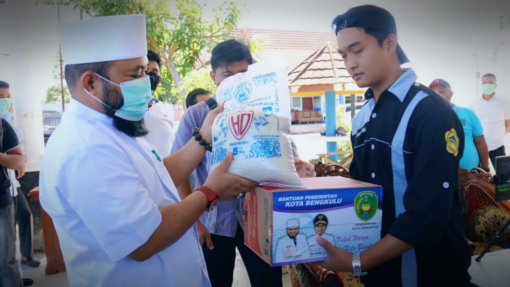 Walikota Serahkan Rasmie kepada Perwakilan Himpunan Mahasiswa