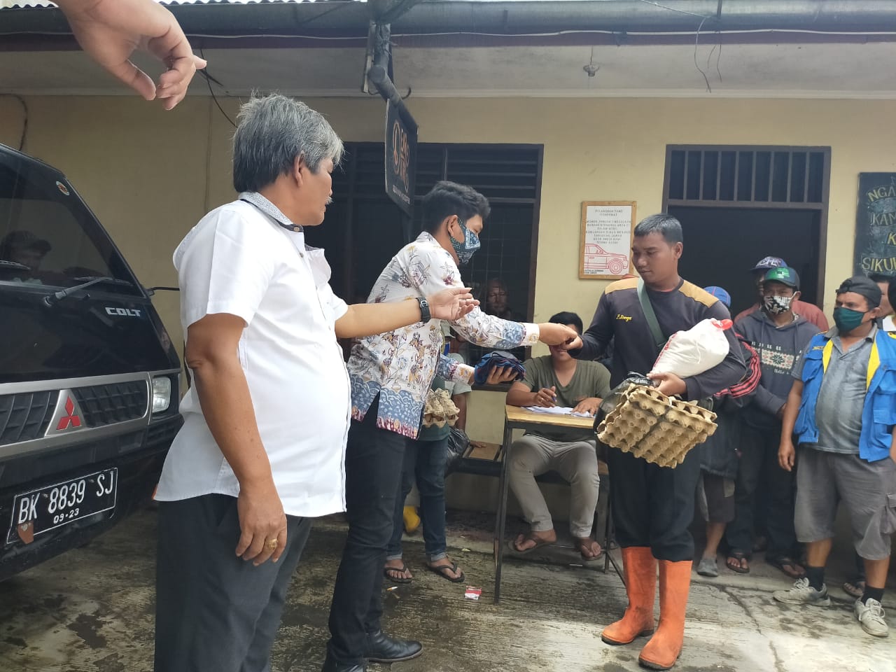 Agra Reynold Gurning Salurkan Sembako Di Hari Buruh Nasional 