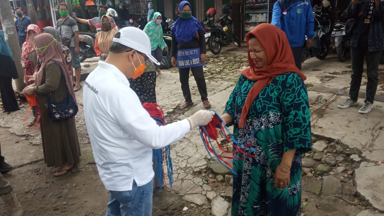 Bagikan Masker Gubernur Rohidin Sisir Kawasan Pasar Panorama