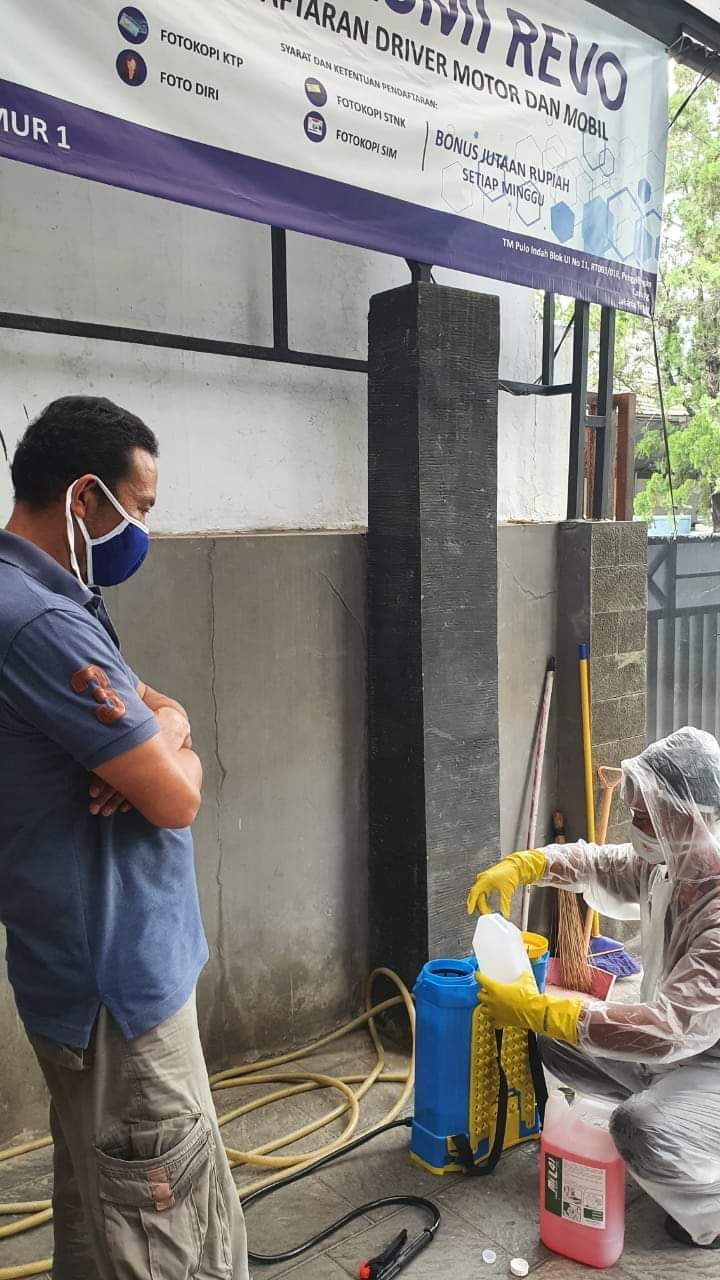 Antisipasi Corona Heber Heser Bagikan Ribuan Masker 