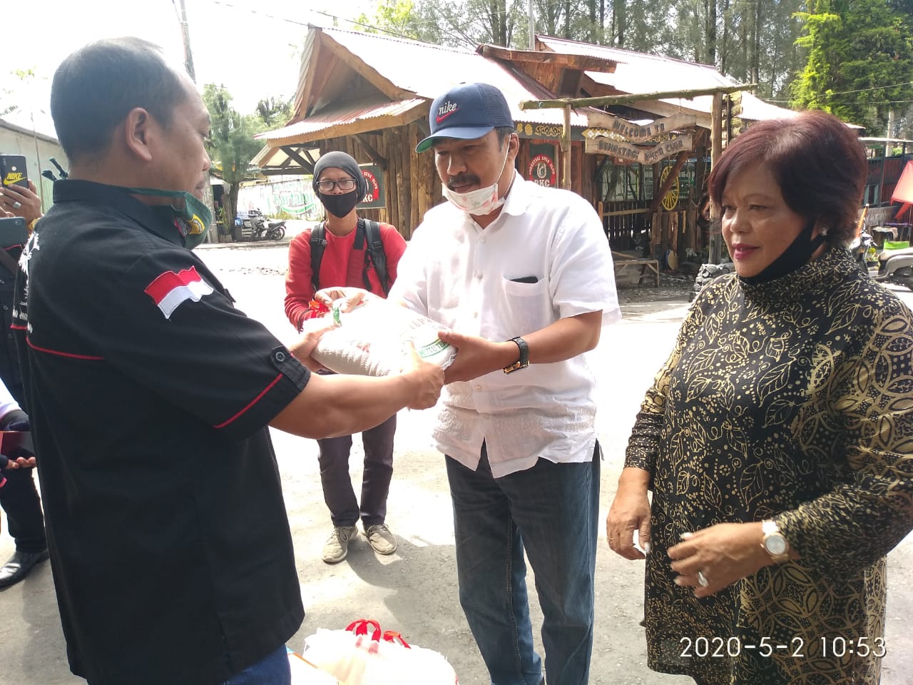 Wujud Kepedulian Tokoh Perempuan Karo Bagikan Sembako