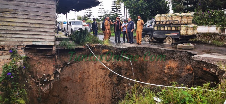 Bupati Karo Tinjau Longsor di Jalan Tongkoh-Barusjahe