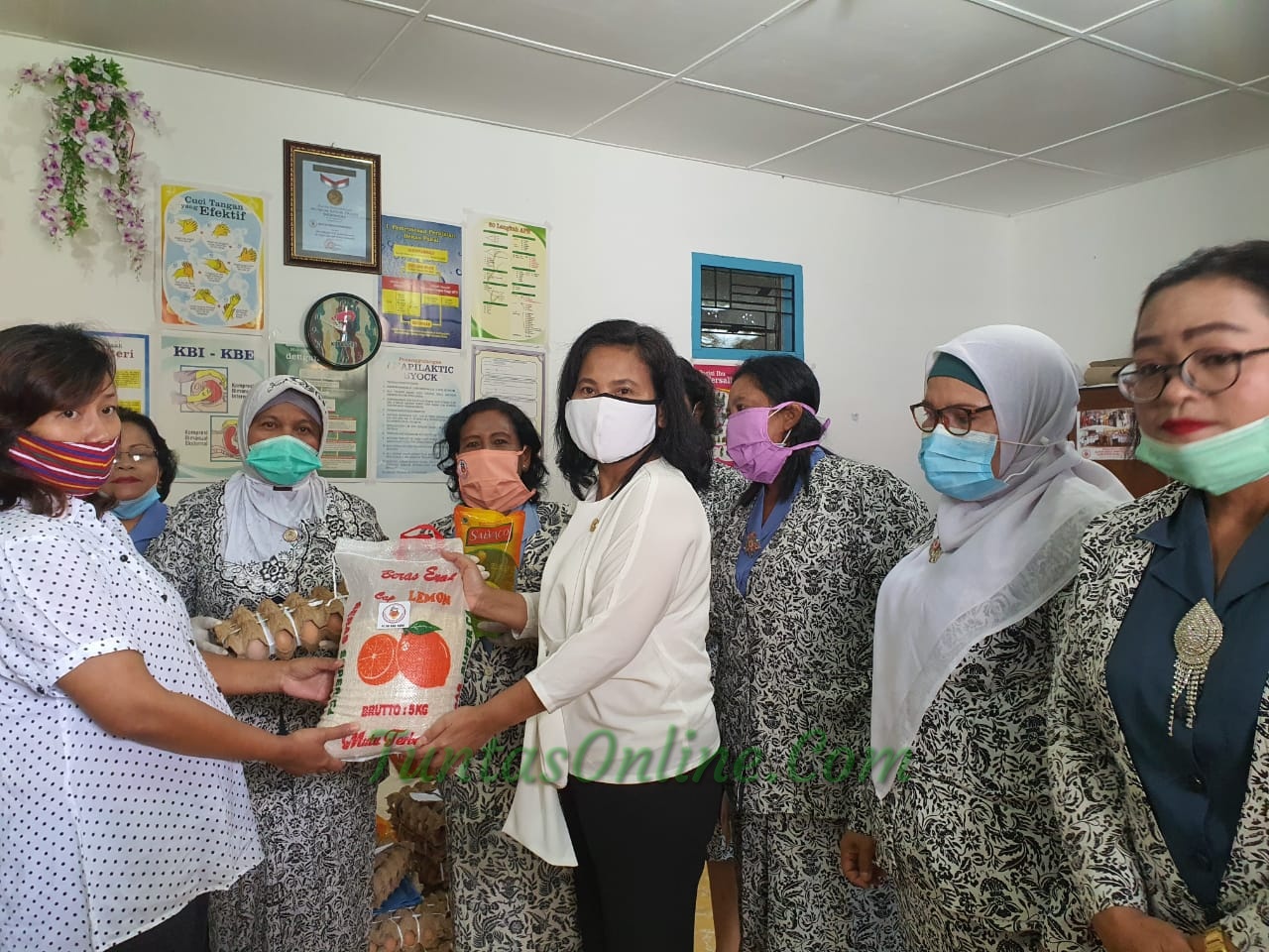 Kepala Dinas Kesehatan drg Irna Safrina Meliala Mkes didampingi Ketua PC IBI Kabupaten Karo Hj Sertamuli Br Sembiring SST secara simbolis menyerahkan sembako dan vitamin tambahan kepada para ibu hamil kurang mampu di Kabanjahe