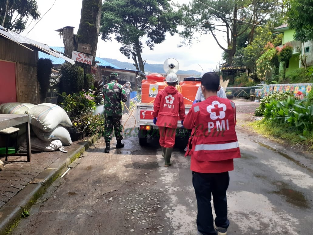 Show of force penyemprotan disenfektan sebagai wujud kepedulian/kehadiran PMI Kabupaten Karo bekerjasama dengan PMI Sumatera Utara di tengah-tengah masyarakat Berastagi dalam mengatasi penyebaran covid-19