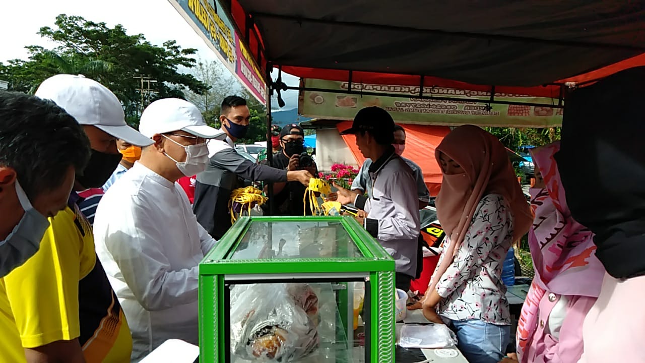 Singgah di Pasar Kepahiang Gubernur Rohidin Beli Takjil Puluhan Pedagang