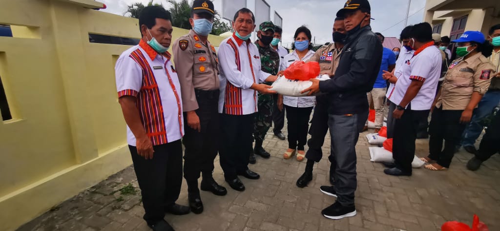 Bupati Karo Serahkan Secara Simbolis Sembako ke Kecamatan Berastagi