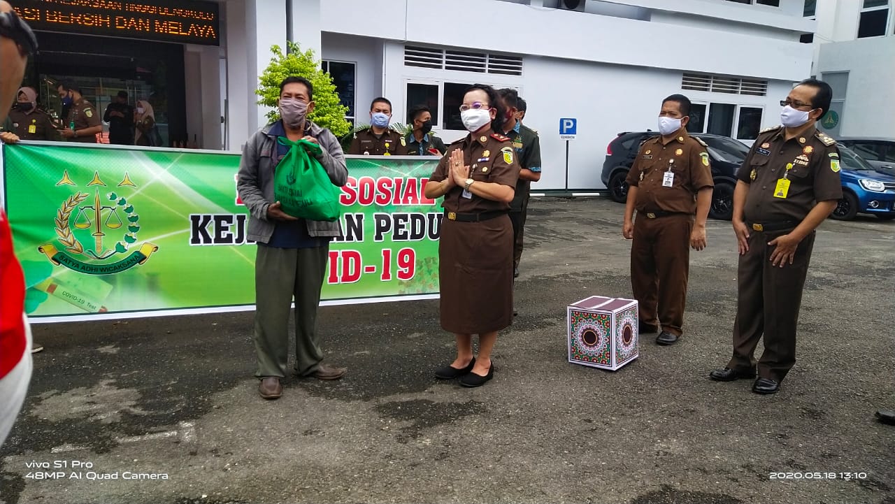 Kejati Bengkulu Bagi Sembako Untuk Masyarakat Yang Membutuhkan