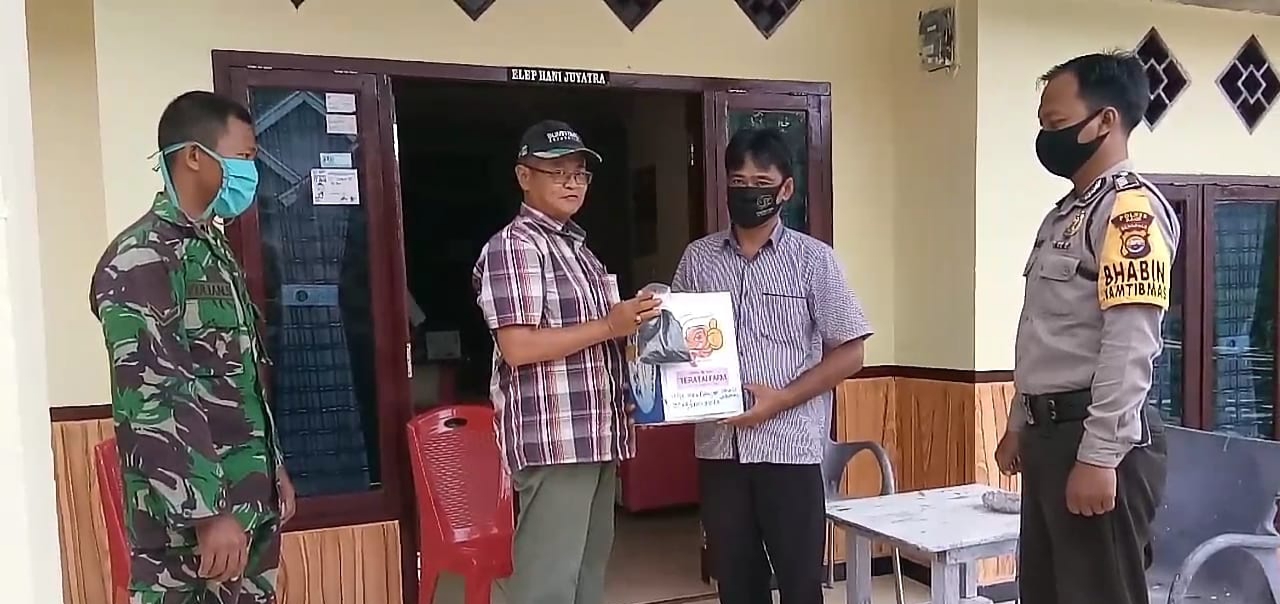 Polsek Kaur Selatan dan Tambak Udang Teratai Farm Bagi-bagi Masker