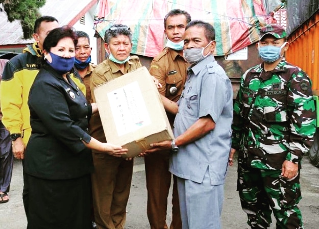 Wabup dan Anggota DPRD Karo Serahkan Bantuan JPS
