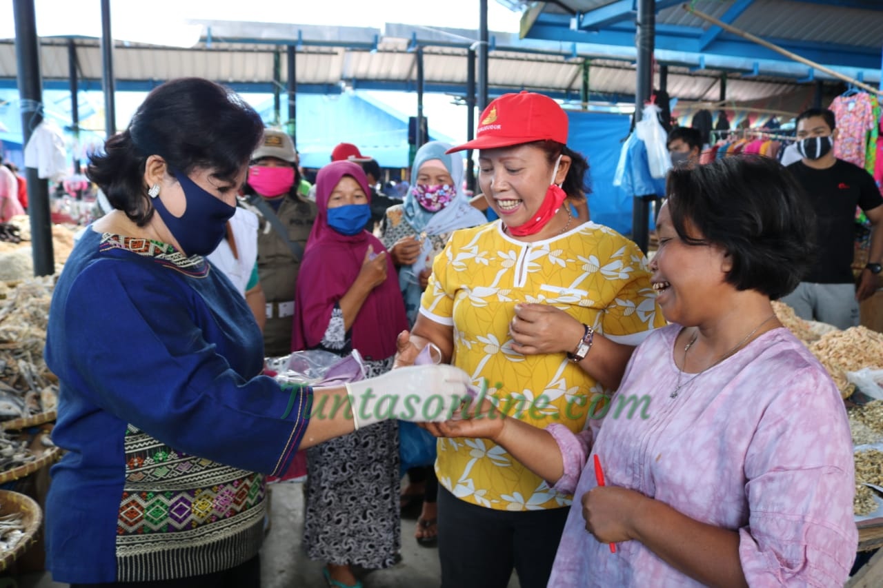 Wabup Karo Bagi-bagi Masker di Pasar Tiganderket