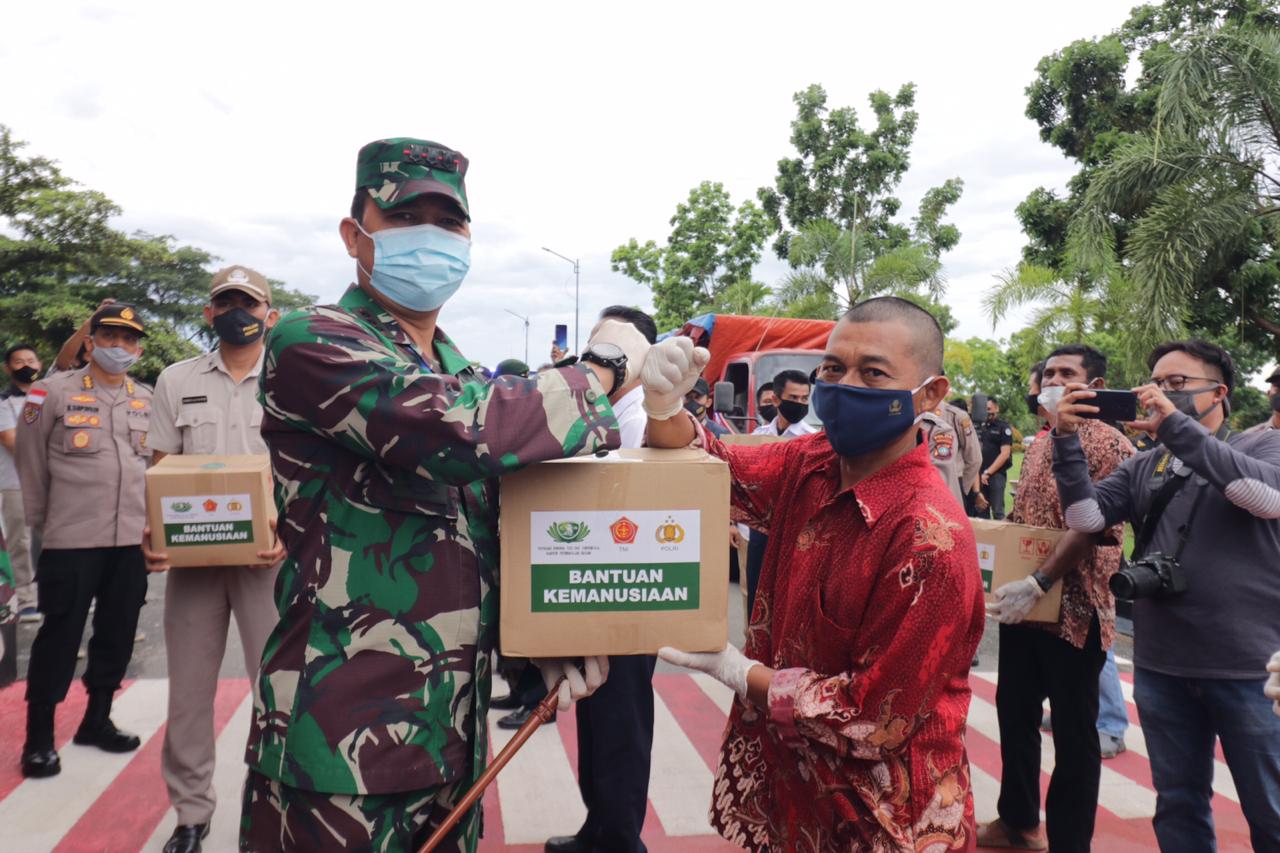 Polda Kepri dan Budha Tzu Chi Bagikan Ribuan Paket Sembako