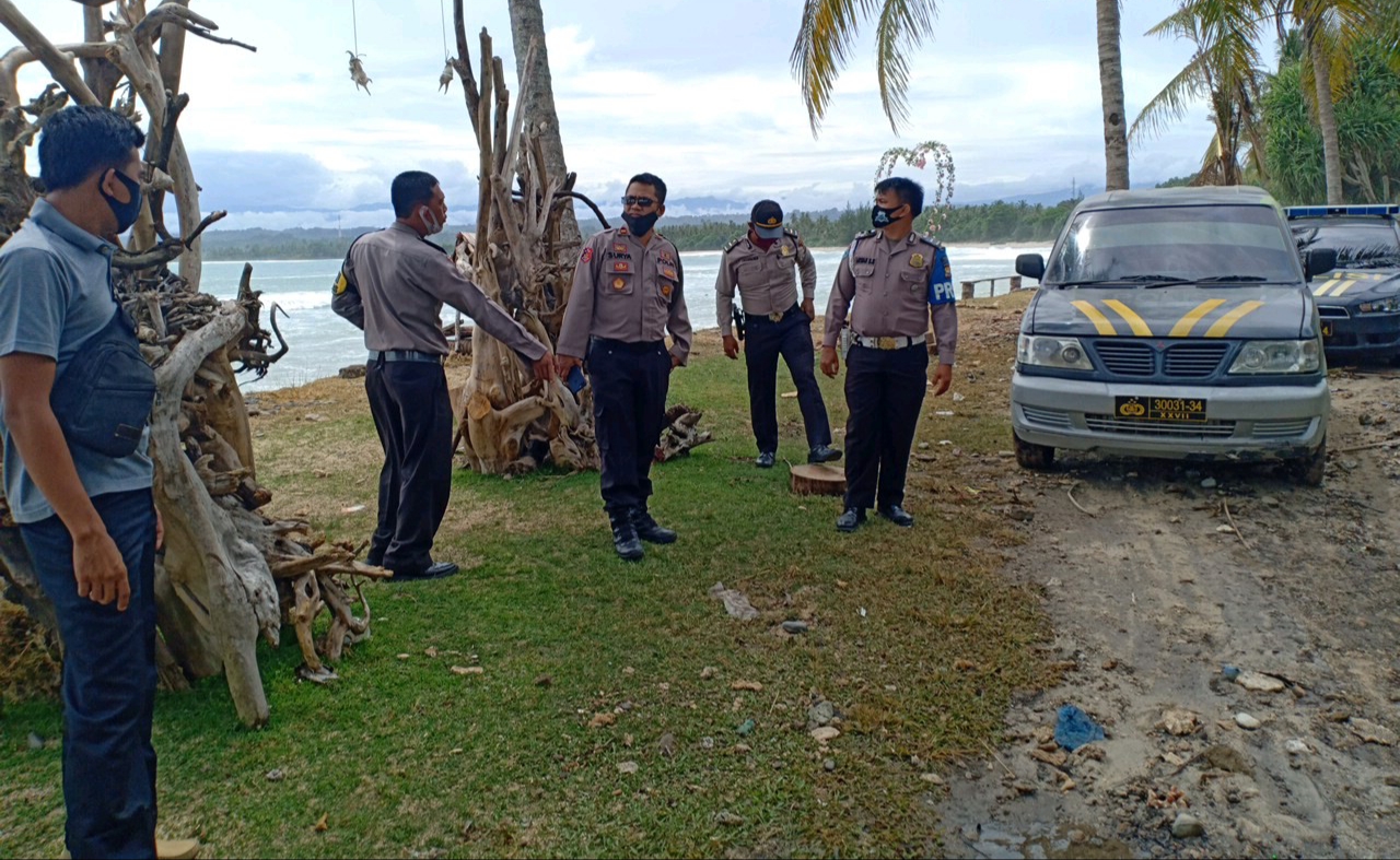 Gelombang Tinggi Kapolsek Kaur Selatan Himbau Masyarakat dan Nelayan Jauhi Pantai