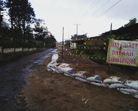 Kerusakan Akibat Longsor BMBK Sumut Timbun Jalan Desa Tongkoh-Barusjahe