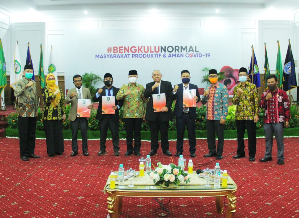 Gubernur Rohidin Serahkan SK Tim Advokat Pemprov Bengkulu