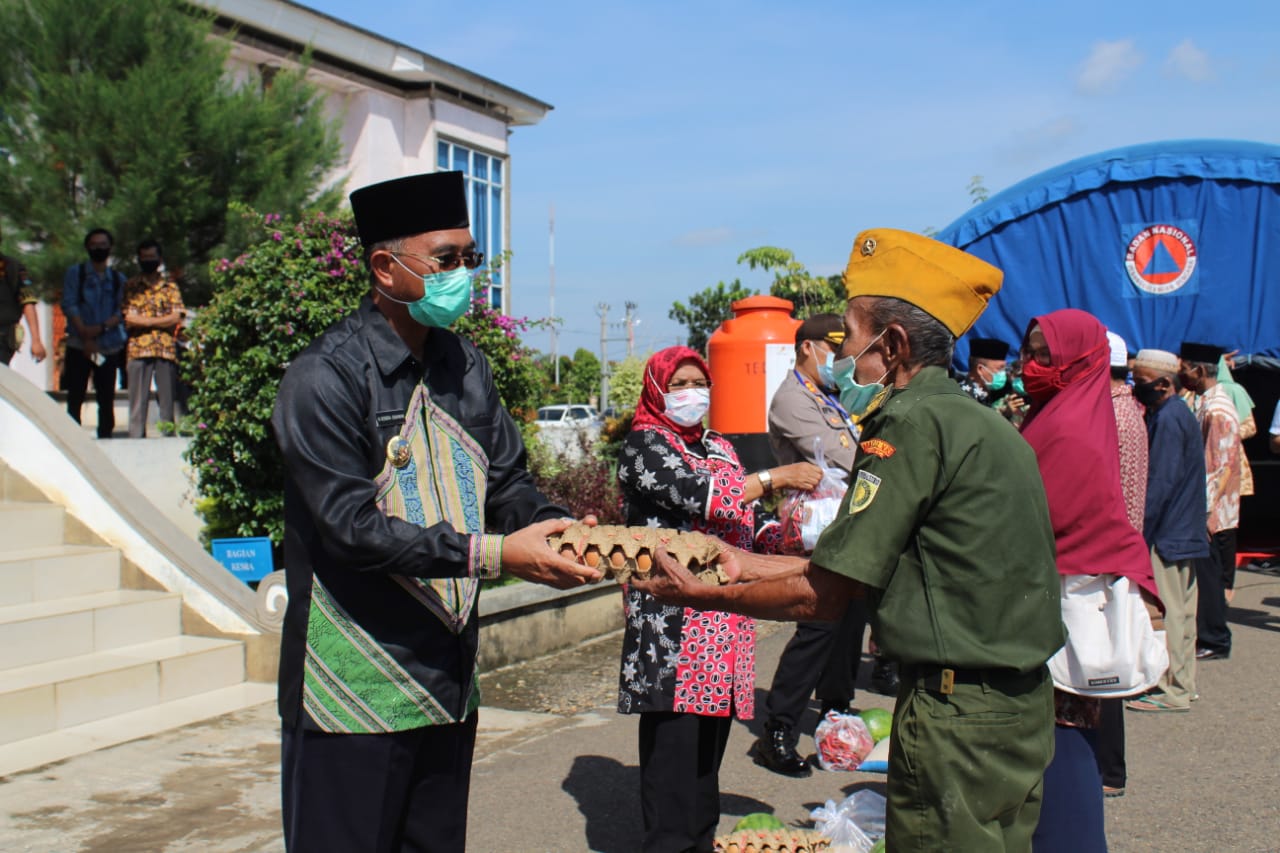 Bupati Musirawas Serahkan Bansos Paket Sempurna Tahap Kedua