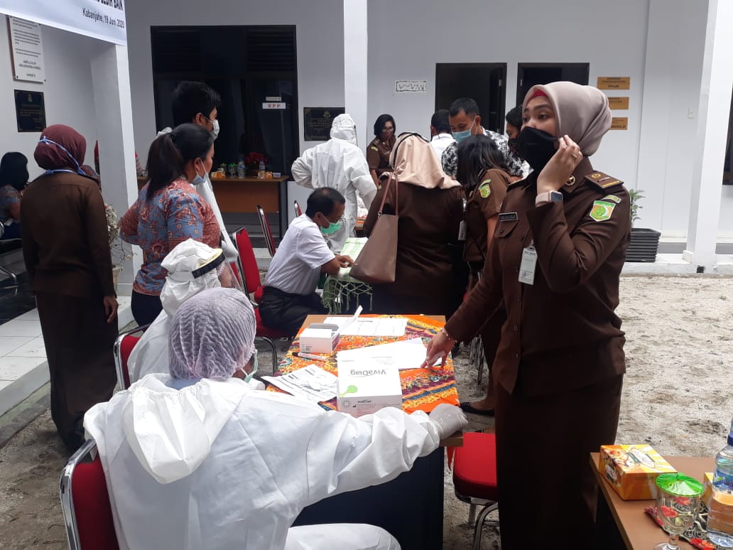Tes Rapid 65 Pegawai Kejari Karo Non-Reaktif