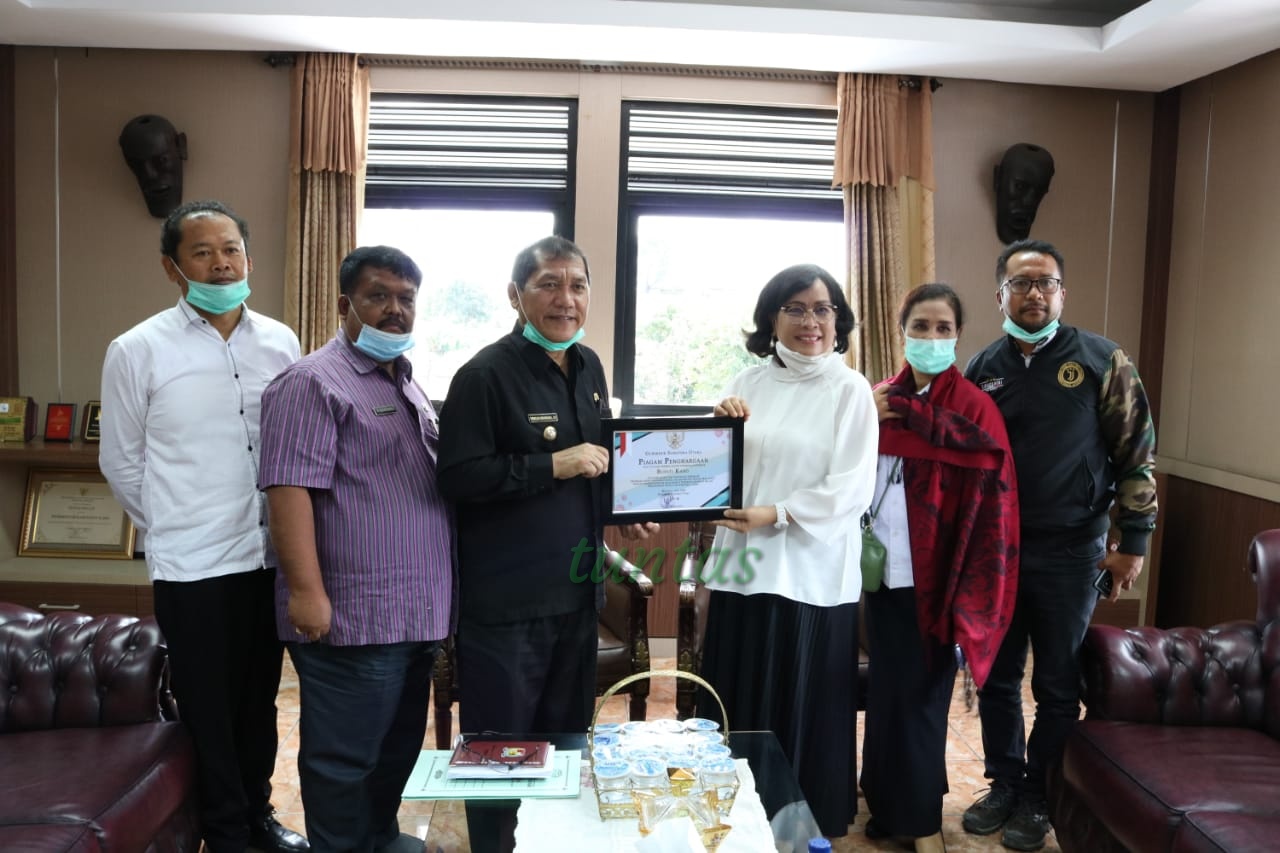 Pemkab Karo Terima Penghargaan dari Gubernur