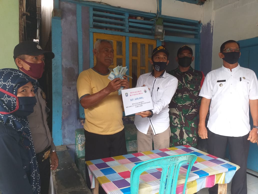 Ringankan Beban Masyarakat Pemdes Pagar Dewa Salurkan BLT-DD