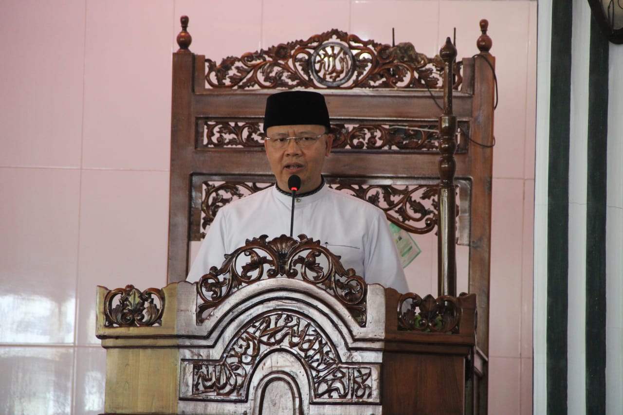 Jadi Khotib Gubernur Rohidin Ingatkan Jaga Kesehatan Diri dan Lingkungan