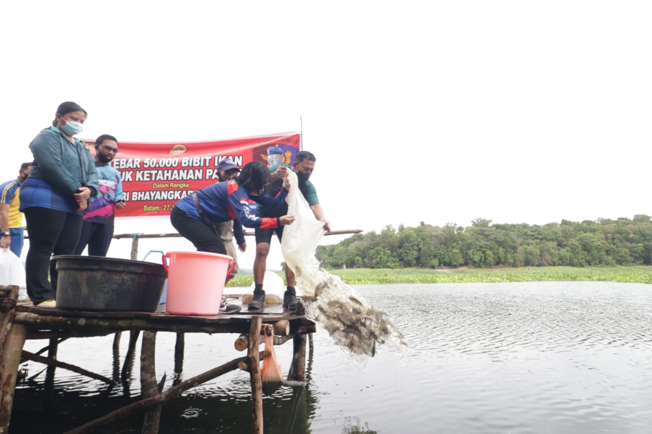 Dukung Ketahanan Pangan Polda Kepri Tebar 50.000 bibit Ikan
