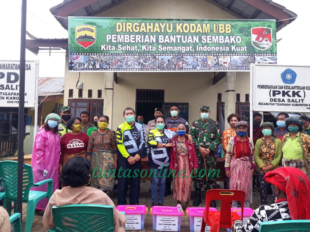 Bupati Karo didampingi ketua DPRD Karo Dandim 0205/TK saat membagikan paket sembako untuk masyarakat Desa Salit Kecamatan Tigapanah Kabupaten Karo