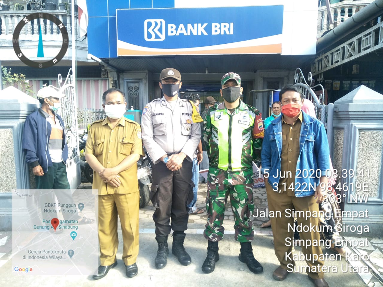 alah Satu Babinsa Kodim 0205/TK saat melakukan pendampingan pembagian BLT di Bank BRI Kecamatan Simpang Empat