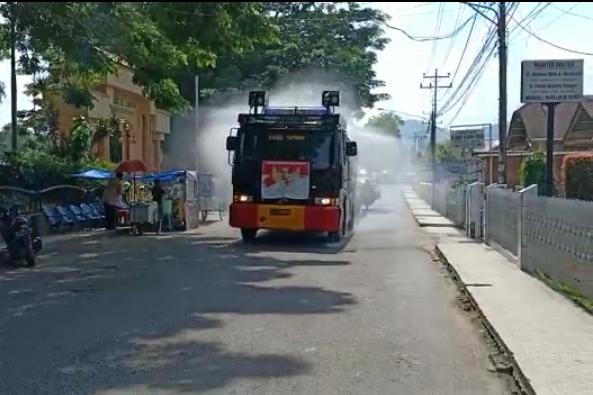Polres Sidimpuan Semprotkan Cairan Disinfektan di Ruang Publik