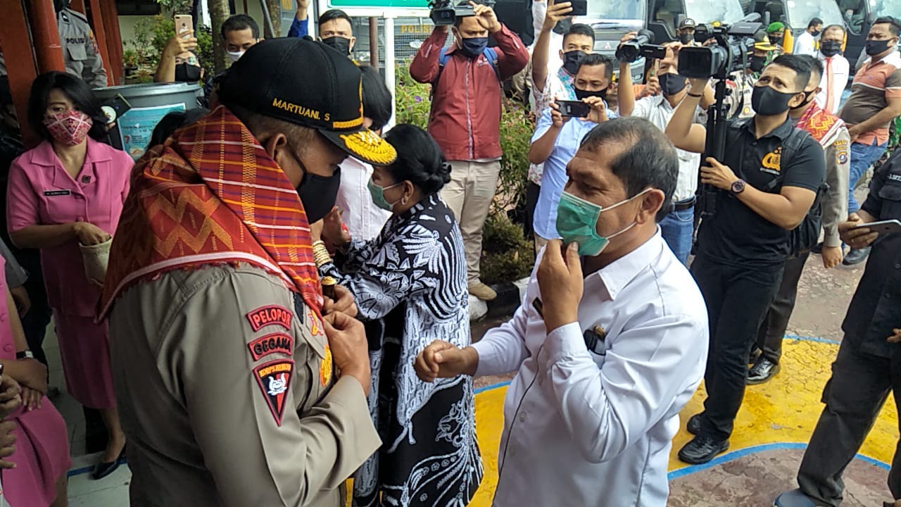 Masyakarat Karo Sambut Hangat Kunker Kapolda Sumut
