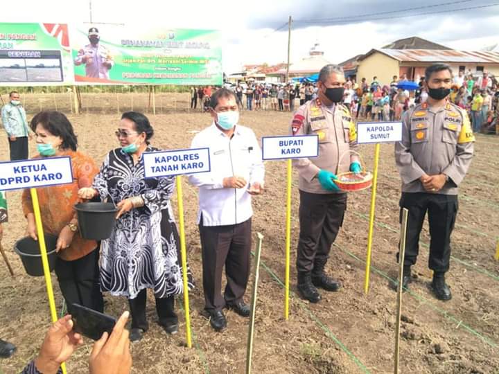 Kapoldasu Berikan Bibit Jagung dan Sembako kepada Masyarakat Desa Kandibata