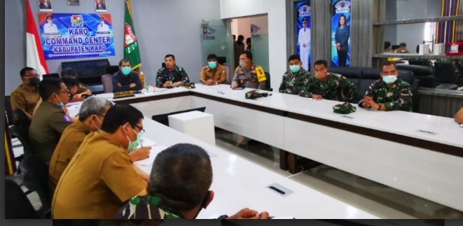 Bupati Karo saat pimpin rapat tim gugus di ruang comand center kantor bupati Karo