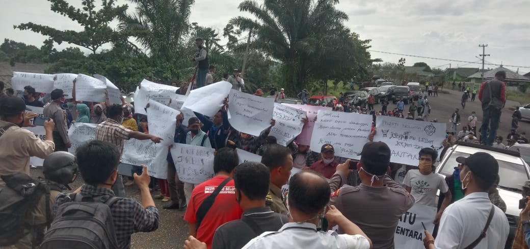 Non Aktifkan Tiga Kades Bupati Seluma Didemo Masyarakat