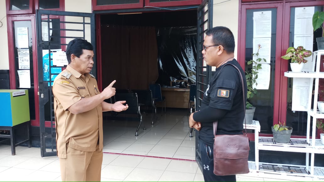 Camat Berastagi saat memberikan keterangan