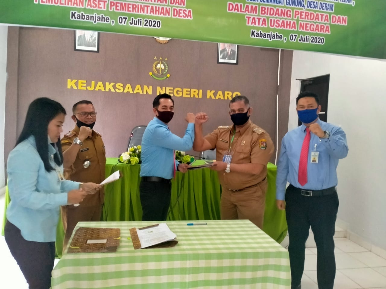 Kajari Karo Denny Ahmad SH MH bersama Kasidatun Muhammad Taufik SH saat foyo bersama Kades Se-Kecamatan Merdeka