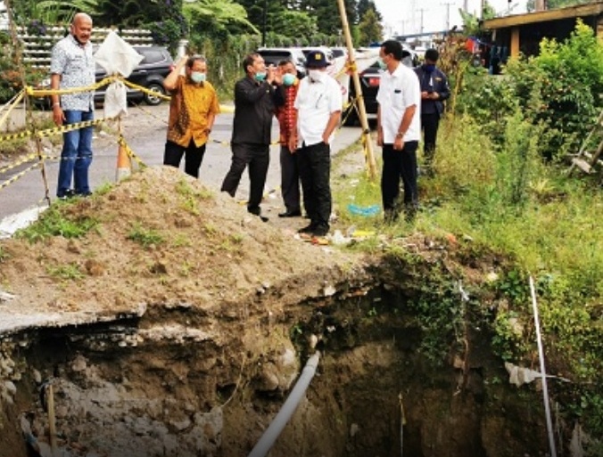 Ketua DPRD Sumut dan Bupati Karo Tinjau Longsor di Jalan Tongkoh-Barusjahe