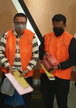 Kedua Tersangka Dugaan Korupsi TPA Dokan Baron Kaban (sekarang sebagai Kabid Pertamanan PUPR Karo, -Kanan) dan rekannya Rusdianto sesaat memasuki Rutan Kabanjahe
