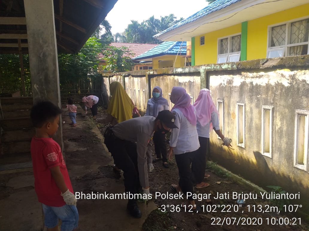 Kapolsek Monitoring Kegiatan Kampung Bersih dan Kegiatan Belajar di Rumah