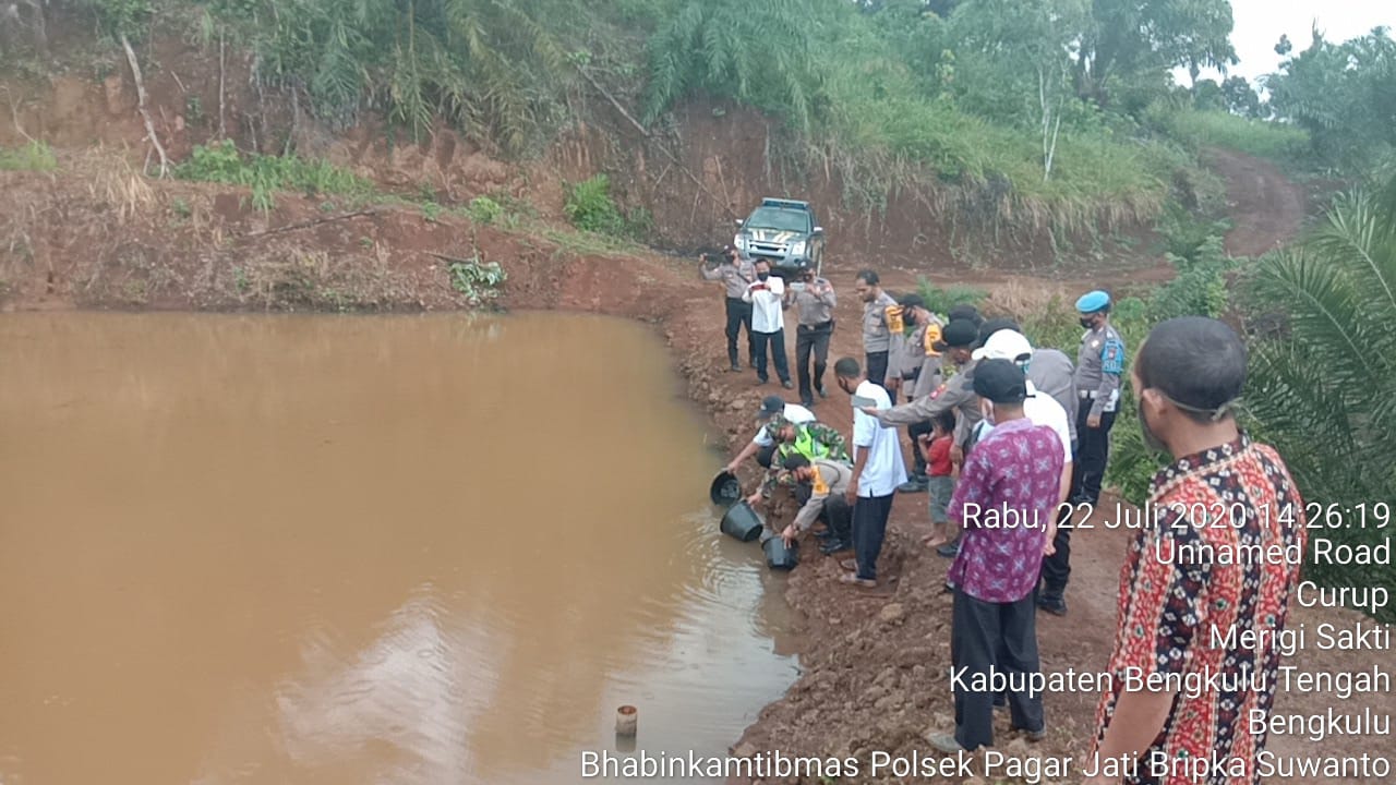 Kapolres Benteng dan Kapolsek Pagar Jati Tebar Benih Ikan di Desa Rajat Besi