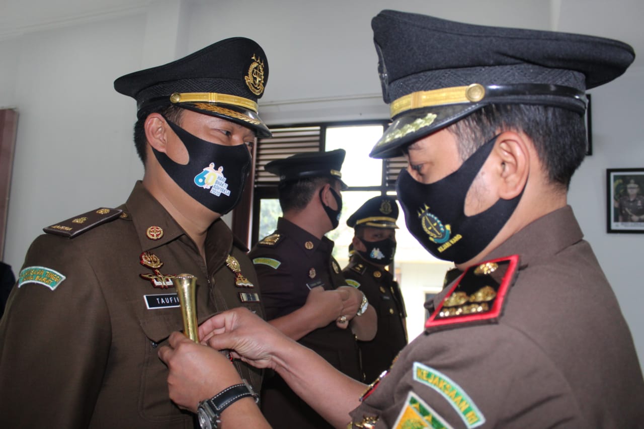 Kajari Karo Denny Achmad SH MH sesaat menanda tangani dan sumpah jabatan Kasi Datun maupun Kasubagmin di Kejaksaan Negeri Karo