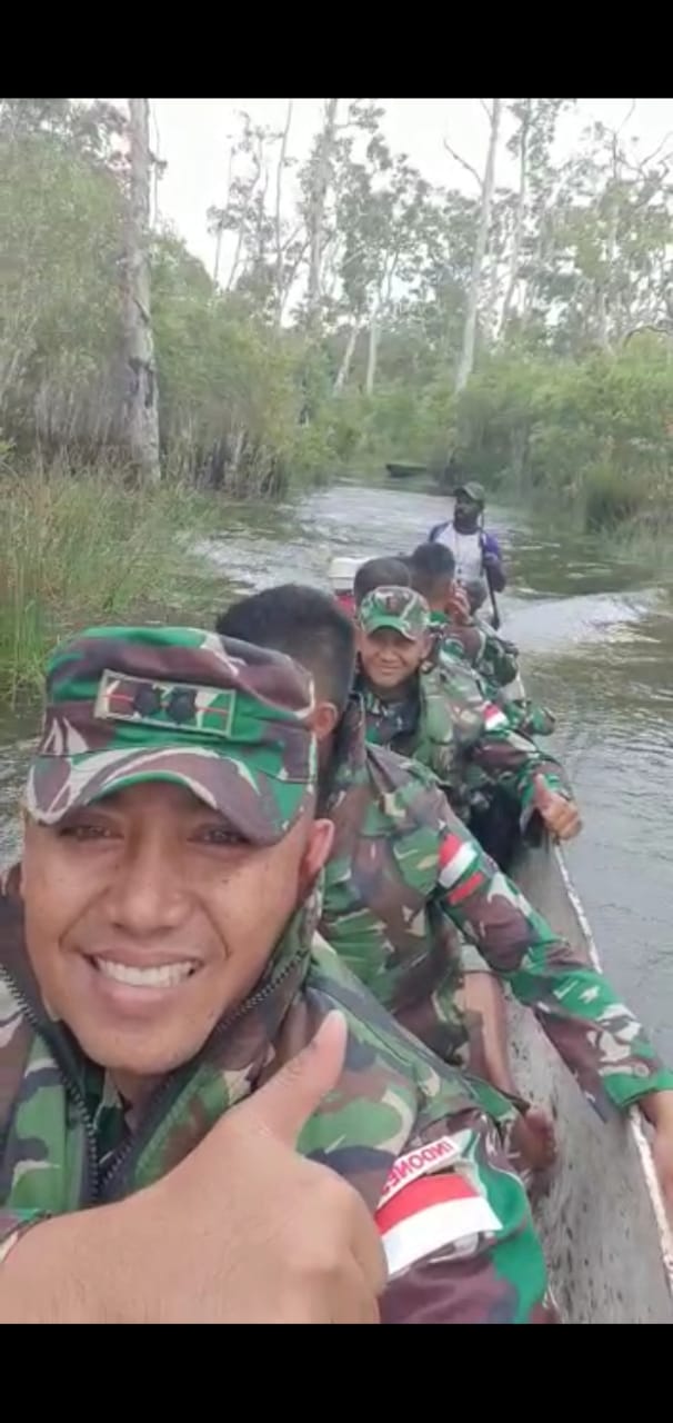 Danyon 125/Smb Letkol Inf Anjuanda Pardosi bersama Anggota saat Melakukan Tugas Dengan Menaiki Sampan/Perahu di Perbatasan Papua Nugini