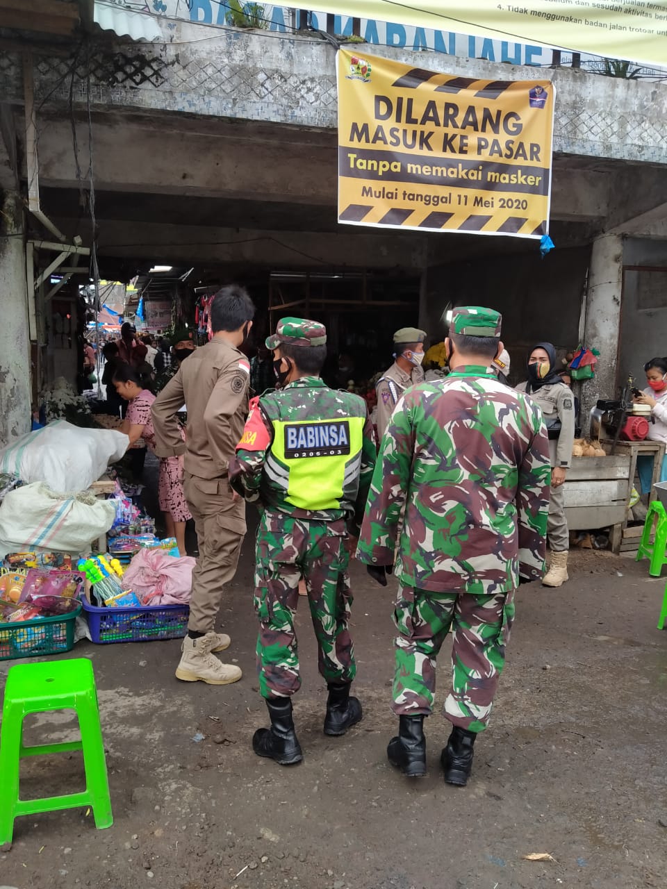 Personil Gabungan TNI Polri saat oprasi masker di Pusat Pasar Berastagi Karo