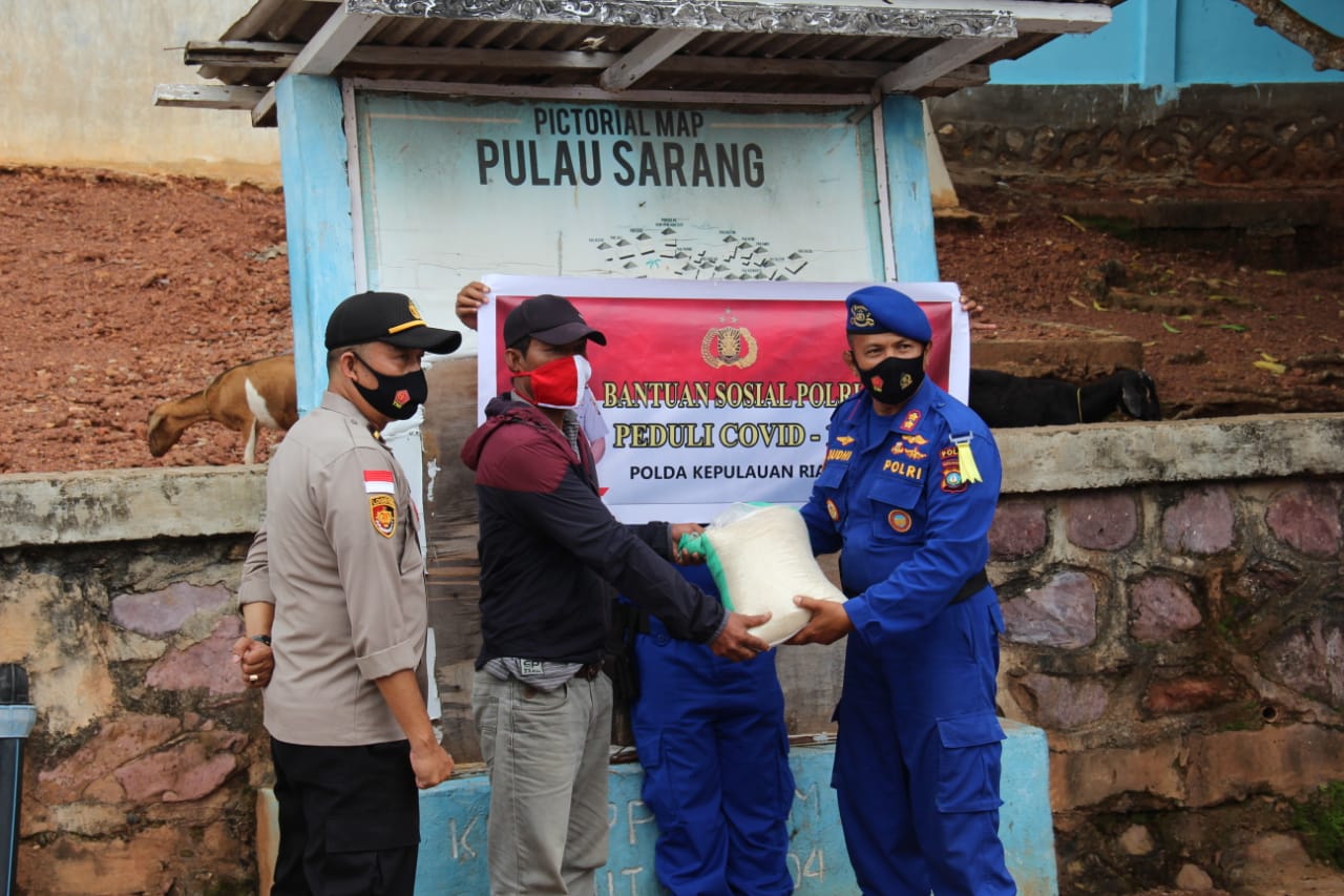 Jajaran Polda Kepri Distribusikan Beras ke Masyarakat