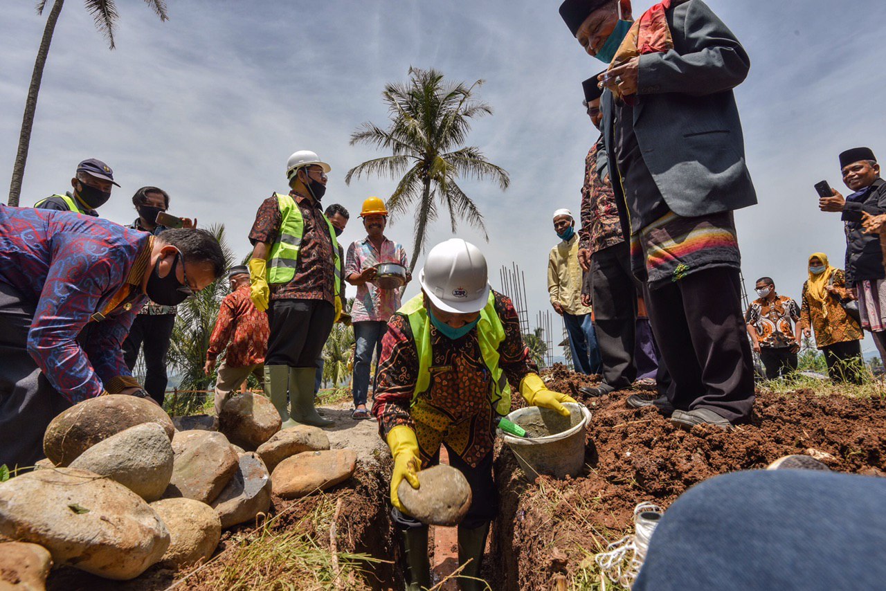 Walikota Padangsidimpuan Letakan Batu Pertama Rumah Produksi Olahan Salak